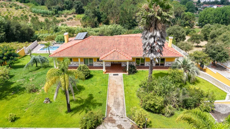 Moradia com piscina — Batalha Batalha Imobiliario Batalha Foto