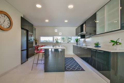 Cozinha moderna com ilha.