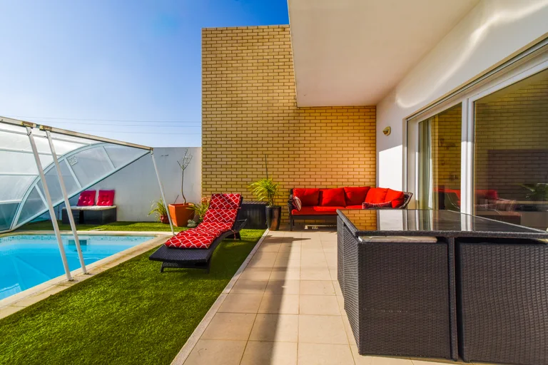 Moradia contemporânea com piscina coberta — Região Oeste Região Oeste Imobiliario Região Oeste Foto