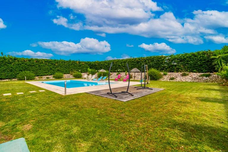Moradia térrea com piscina — Sabrosa Sabrosa Imobiliario Sabrosa Foto