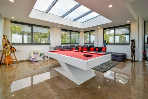 Sala de bilhar com claraboia.
